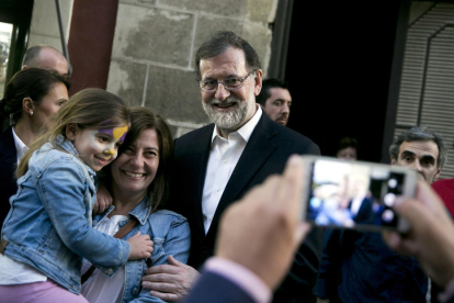 El president del govern espanyol, Mariano Rajoy, es fa una fotografia durant la seva passejada pel municipi gadità de El Puerto de Santa María.