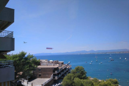 Imagen de la avioneta sobrevolando Cap Salou.