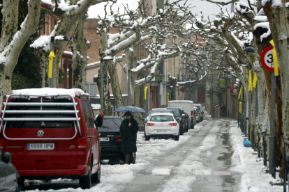 Imatge d'un carrer d'Alforja ple de neu.