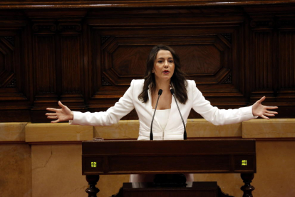 La presidenta del grup parlamentari de Cs, Inés Arrimadas, obre els braços durant la seva intervenció a la investidura de Quim Torra.