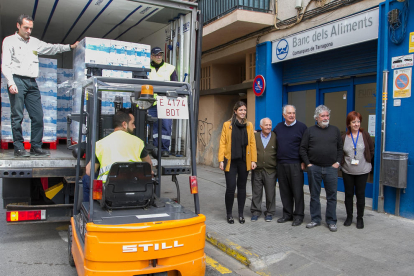 Mercadona ha efectuat la donació de 13.500 litres de llet Hacendado al Banc d'Aliments a les comarques tarragonines aquest dijous.