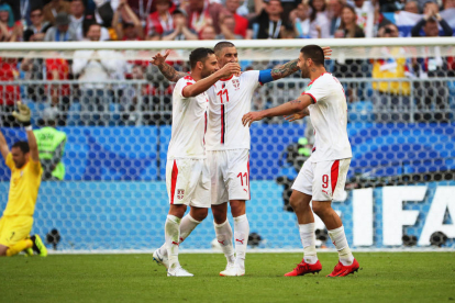 Tres futbolistas serbios celebran el gol de Kolarov.