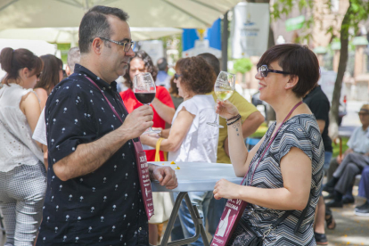 Imatge de dos tarragonins gaudint d'una copa de vi a la vintena edició de la Fira del Vi celebrada aquest cap de setmana.