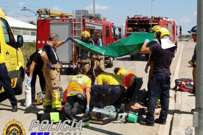 Els serveis d'emergències van treballar al lloc per intentar salvar la vida a l'home.