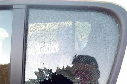 Imatge d'un dels cotxes afectats, amb una finestra trencada.