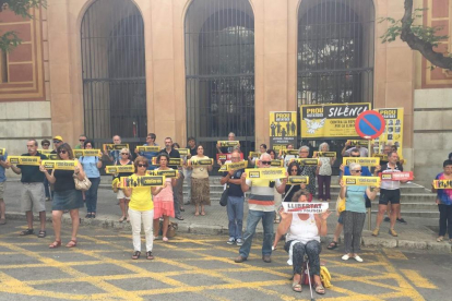 Juristes per la República se han sumado a la protesta silenciosa que se hace cada día a los Juzgados de Tarragona.