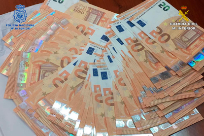 Imagen de los billetes intervenidos en la operación policial en la cual se han detenido tres personas acusadas de introducir billetes falsos a Alicante y Barcelona.