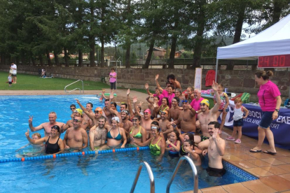 Uns cinquanta nedadors van participar a les '24 Hores Solidàries de Natació'.