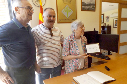 Josefina Cirac, després de signar el llibre d'honor va rebre una placa commemorativa al consistori.