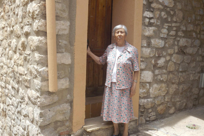 Josefina Cirac davant la porta de l'escola on va exercir durant els anys cinquanta.