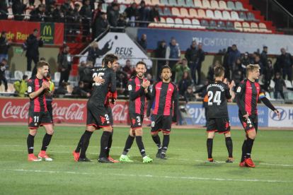 Los jugadores roig-i-negre celebran la victoria contra el Sevilla Atlético en el Estadi.