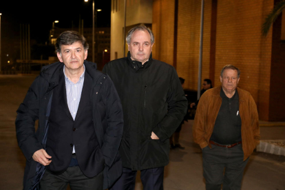 A la izquierda, Josep Maria Andreu, acompañado por los consejeros Antoine Jordà y Juan Morán, entrando en las oficinas del Nàstic.