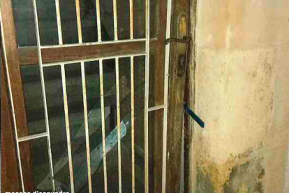 Los detenidos hicieron palanca con una herramienta y rompieron el cristal de la puerta de entrada de la casa.