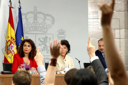 La portavoz del gobierno español, con la ministra de Hacienda y el titular de Fomento.