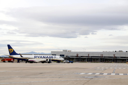 Imatge d'un avió aterrant a l'Aeroport de Reus.