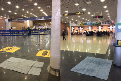 Estores posades al terra a on hi ha goteres a l'interior de la terminal.