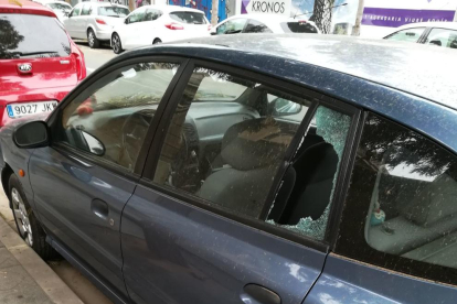 Aparecen varios coches con vidrios rotos en la Calle Manuel de Falla
