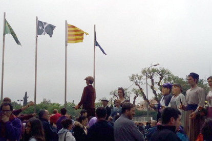 La imagen de la bandera durante un acto de 'gegants' ante el Ayuntamiento este fin de semana.