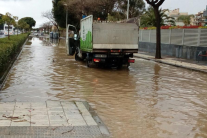 Inundación en la Avenida Diputación de Cambrils.