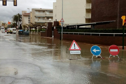 Inundación en la Avenida Diputación de Cambrils.
