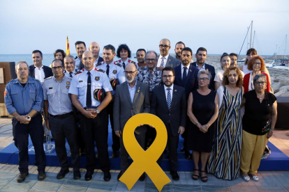 Imatge dels representants del Govern i de l'Ajuntament d'Alcanar amb totes les persones i representants d'institucions homenatjades.