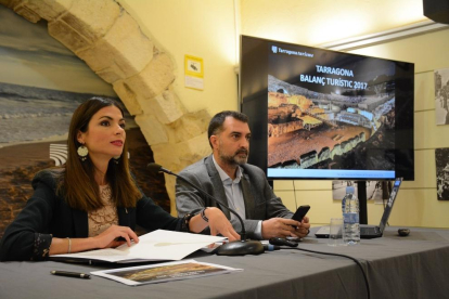 La concejala de Turismo del Ayuntamiento de Tarragona, Inma Rodríguez, en rueda de prensa con el gerente del Patronato Municipal de Turismo, Ángel Arenas.