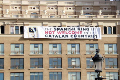 Pancarta contra el Rei penjada a la plaça de Catalunya.