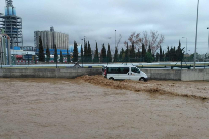 Una gran quantitat d'aigua baixant, aquest matí, per un carrer del polígon químic sud.