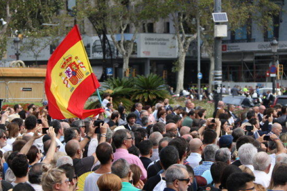 Una bandera española ondeando en la plaza Catalunya durante el acto de homenaje a las víctimas del 17-A.
