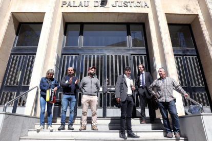 Els investigats a les portes dels jutjats de Tarragona.