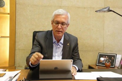 Plano medio del alcalde de Tarragona, Josep Fèlix Ballesteros, consultando su tableta. Imagen del 14 de mayo de 2018