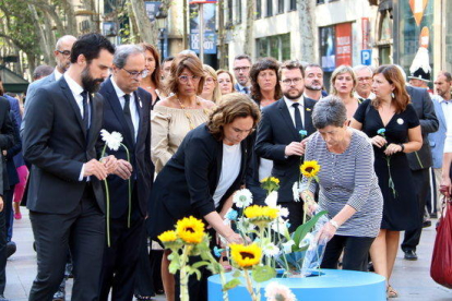Torra, Torrent, Colau i Cunillera a l'ofrena floral al mosaic de Joan Miró de la Rambla de Barcelona.