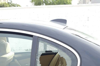 Un dels turismes afectats per la trencadissa de vidres d'aquesta matinada.