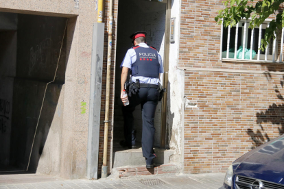 Un agents dels Mossos d'Esquadra accedeix a l'habitatge on han tingut lloc els fets.