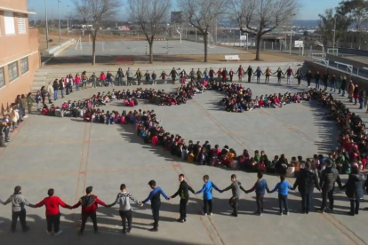 Imatge del símbol de la pau fet per alumnes i professors de l'Escola Bonavista.