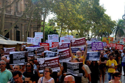 Los participantes a la marcha silenciosa de la Rambla convocada por los CDR.