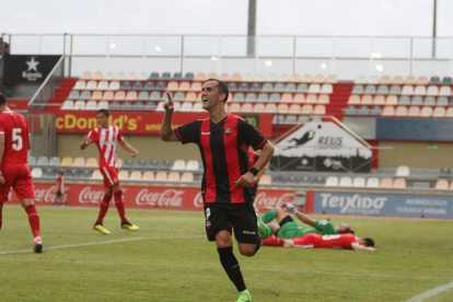 Miguel Linares celebra muy contento el gol anotado.