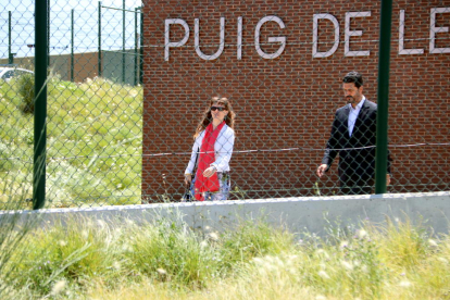 Els advocats de Carme Forcadell i Dolors Bassa, Mariano Bergés i Olga Arderiu, a la sortida de la visita al centre penitenciari del Puig de les Basses a Figueres.
