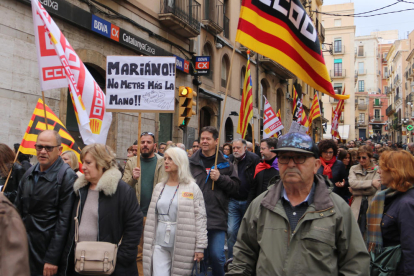 Un moment de la marxa en defensa de les pensions a Tarragona, sortint de la plaça de la Font.