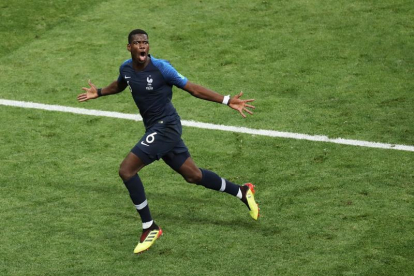Pogba celebrant el tercer gol de França