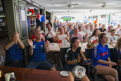 Els turistes francesos mirant el partit en un bar de Salou