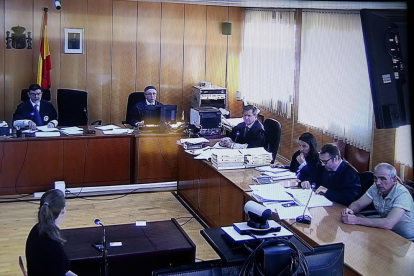Imatge de la sala de vistes on es fa el judici contra l'acusat de matar dos homes a Bot, Oleg Makrusin, assegut a la part inferior dreta.