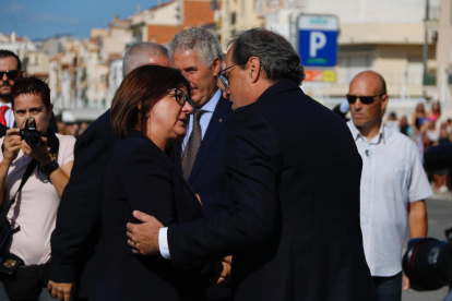 El president de la Generalitat, Quim Torra, saluda l'alcaldesa de Cambrils, Camí Mendoza, durant l'acte d'homenatge a les víctimes dels atemptats.