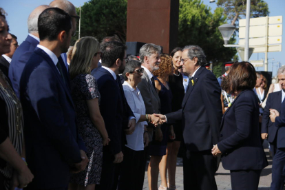 El president de la Generalitat, Quim Torra, saluda Teresa Cunillera, delegada del govern espanyol a Catalunya, al costat d'altres consellers, abans de l'acte d'homenatge a les víctimes dels atemptats.