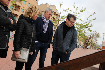 Pla mig de l'alcaldessa de Tortosa, Meritxell Roigé, llegint un dels plafons instal·lats al costat d'un pont.