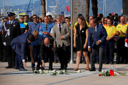 Pla general de l'ofrena floral amb el president de l'Aragó, l'alcaldessa en funcions de Barcelona; els alcaldes d'Alcanar, Ripoll, Subirats i Saragossa, en l'acte d'inauguració del Memorial per la Pau de Cambrils.