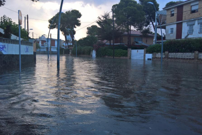 La avenida Brisamar de Coma-ruga, inundada por las fuertes lluvias de este lunes.