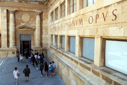 Panoràmica general del Museu Nacional d'Arqueologia de Tarragona (MNAT), i d'un grup d'escolars, d'esquena, entrant a l'equipament.