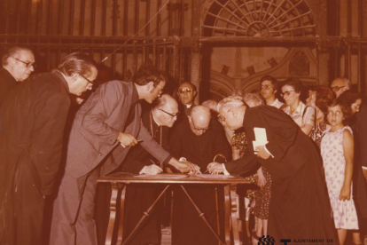 Pont i Gol firma la recepción de los restos en la Catedral, en 1978.