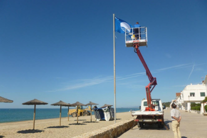 La bandera blava dona el tret de sortida oficial a la temporada de bany a Altafulla.